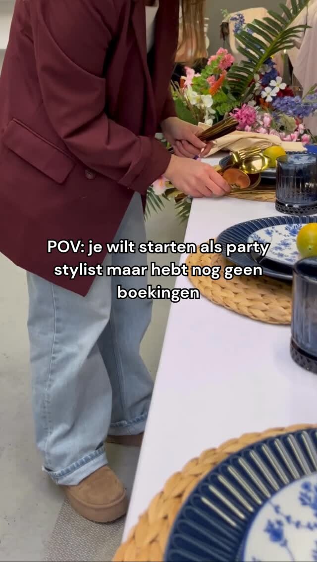 Om de dag lees ik het in mijn DM's: "Fabienne, hoe kom ik aan klanten?"
Dan check ik hun Instagram en zie een paar vage foto's of een verdwaalde quote.

Eerlijk...zou jij jezelf boeken? Klanten boeken pas als jij laat zien wat je kan. Wat is je stijl? Wat kun je voor hen betekenen? Je kan de allerbeste stylist zijn, maar zonder beeldmateriaal overtuig je niemand. Je blijft onzichtbaar.

Daarom organiseer ik deze workshop. Hierna heb je voldoende foto's en video's voor je portfolio om wél klanten te krijgen 🎉

Wat je kan verwachten:
➡️ Hands-on ervaring met party styling
➡️ Professionele foto’s en video’s
➡️ Stylingtips en tricks
➡️ Overzicht van leveranciers en gebruikte materialen
➡️ Inclusief lunch, drankjes en snacks

Meld je vandaag nog aan, er zijn maar een paar plekjes. Check mijn link in bio voor de details.
#partybusiness #styledshoot #workshoppartystyling

🌸 Locatie & materialen @alottocelebrate