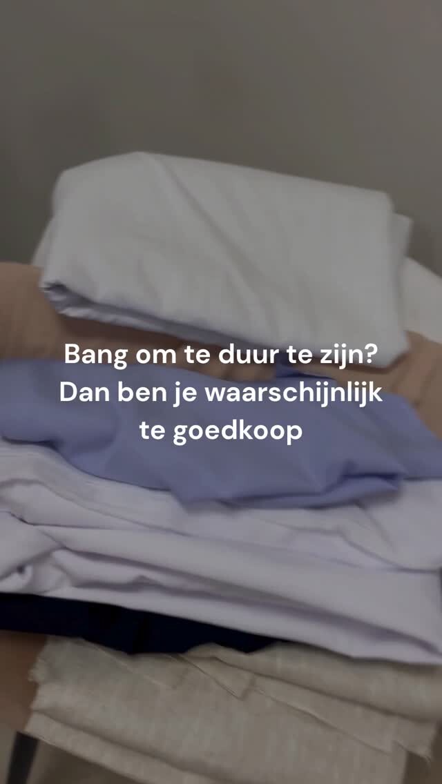 Ik spreek regelmatig party planners die bang zijn om ‘te duur’ te zijn. Maar heel eerlijk? De meeste party planners zijn te goedkoop. Ze doen ongelooflijk veel voor hun klanten, maar rekenen dit niet door. Weet je wat je dan hebt? Een dure hobby. Want je werkt keihard, maar je bankrekening merkt er weinig van. En dat is zonde. De oplossing is simpel: bereken je prijzen in plaats van gokken.

Hoe je dat doet? Bekijk mijn webinar en ik laat het je zien.
➡️ Comment met Web-2 voor de link.

Ps: als je nog op zoek bent naar mooie spullen voor styling, neem dan zeker een kijkje bij @deetailz_eventz 

#partyplanningacademy #partybusiness #partystylist #partytips #prijsberekening